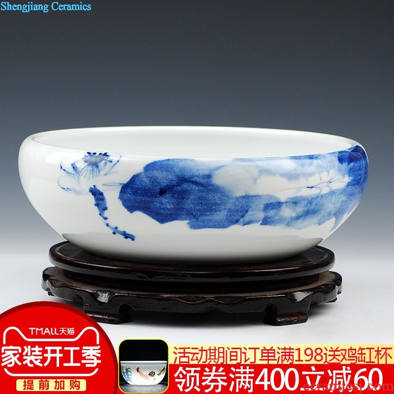 Jingdezhen ceramics famous master hand antique Chinese blue and white porcelain vases, flower arrangement rich ancient frame is placed in the living room