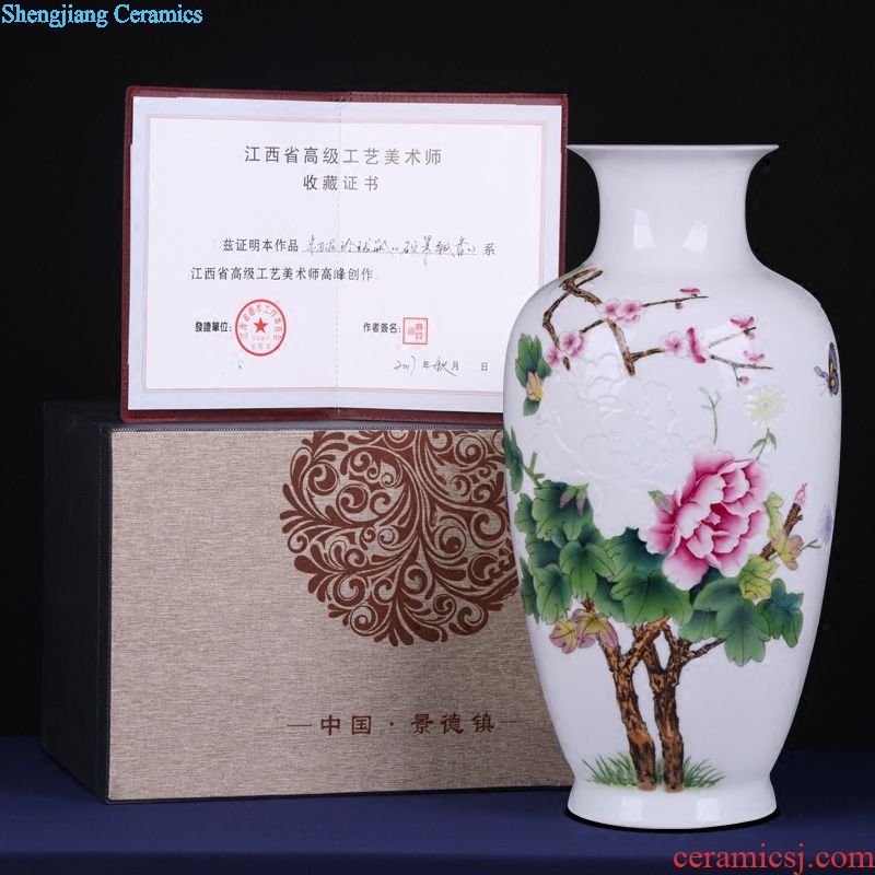 Jingdezhen hand-painted ceramic famille rose blooming flowers flower vase Chinese handicraft home sitting room adornment is placed