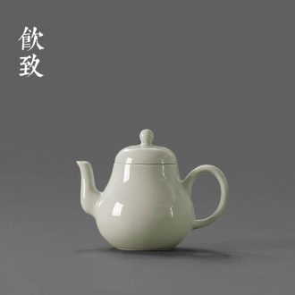 Blue and white sweet white tea filter with a cup of drink to ceramic hand-painted filter tap) kung fu tea accessories