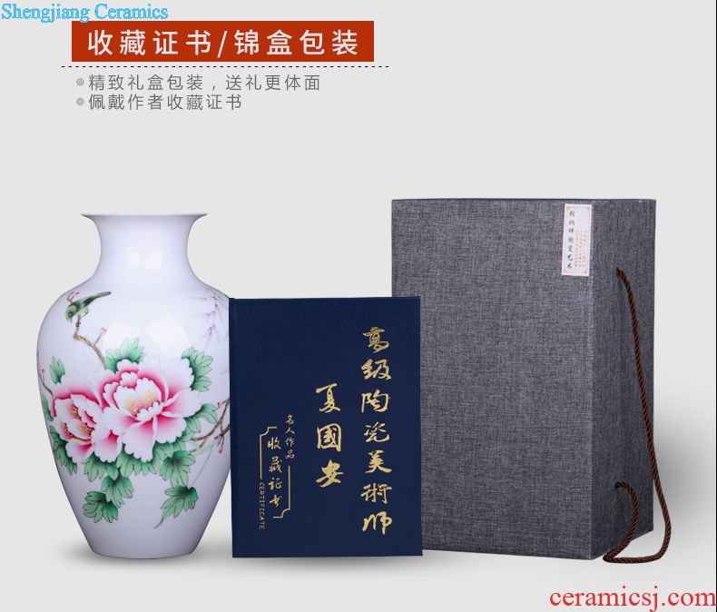 Jingdezhen ceramic hand-painted plum flower decoration vase furnishing articles of Chinese style living room TV cabinet process furnishings porcelain