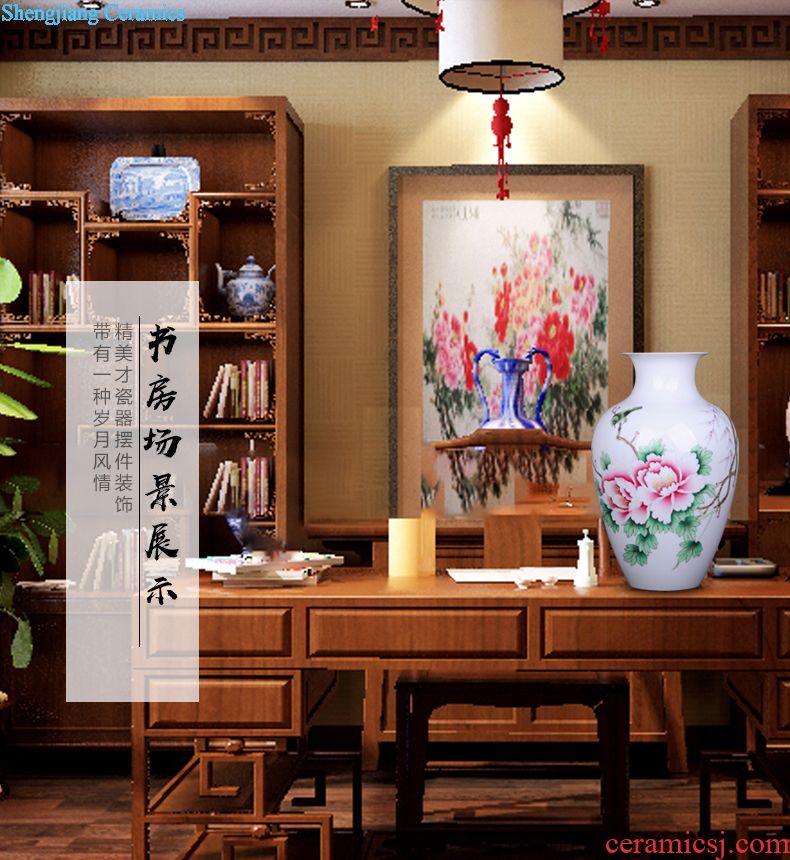 Jingdezhen ceramic hand-painted plum flower decoration vase furnishing articles of Chinese style living room TV cabinet process furnishings porcelain