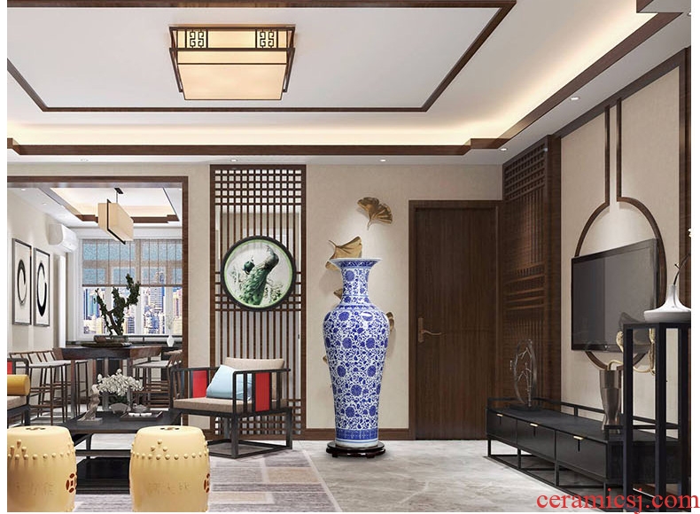 Jingdezhen ceramics of large vases, hand-painted potted european-style flower arrangement sitting room adornment is placed in porch sweets