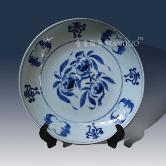 Jingdezhen painting xiantao bats in the qing dynasty decorative porcelain painting in the qing dynasty classical decorative porcelain