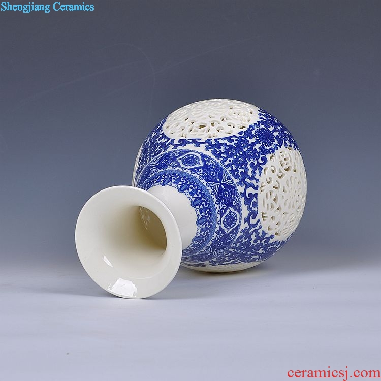 Blue and white floret bottle of jingdezhen ceramics hollow-out the sitting room place contemporary and contracted household adornment wedding gift