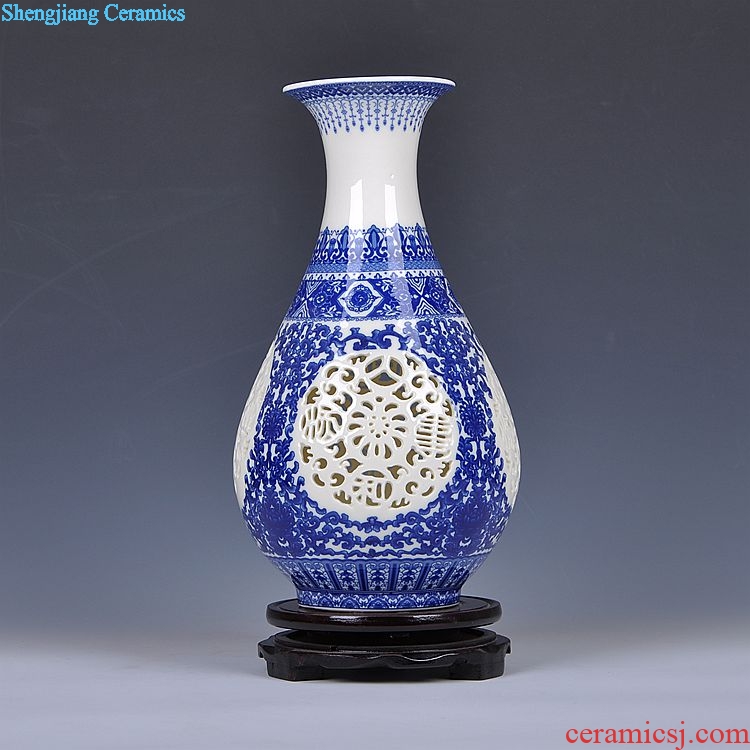 Blue and white floret bottle of jingdezhen ceramics hollow-out the sitting room place contemporary and contracted household adornment wedding gift