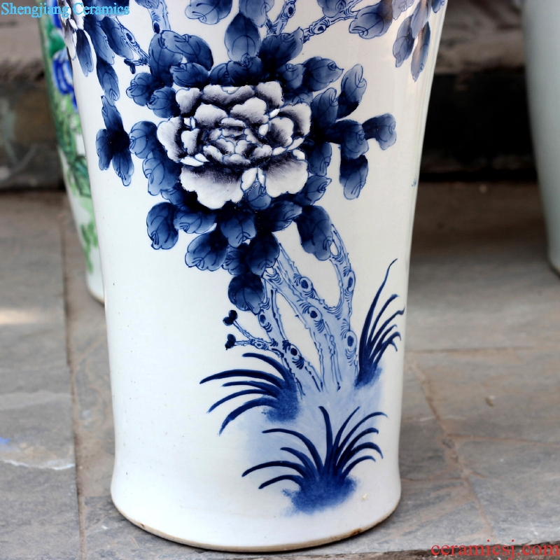 Jingdezhen ceramics of large vases, hand-painted blooming flowers furnishing articles study the sitting room of Chinese style household decorations