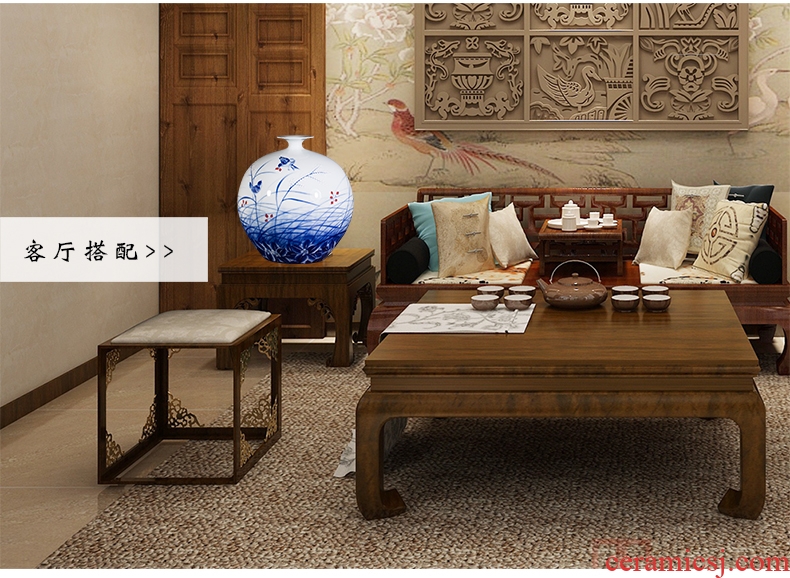 Jingdezhen ceramic pomegranate hand blue and white porcelain vases, flower arrangement sitting room place Chinese master home porch decoration