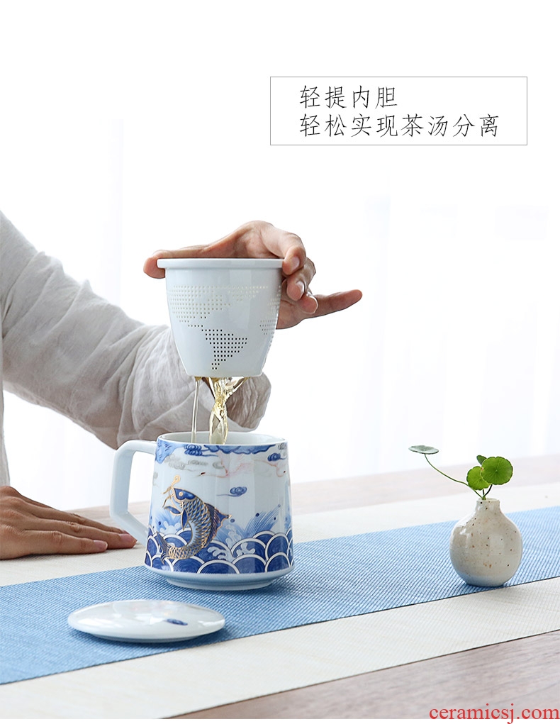 Blue and white porcelain tea cup of ceramic tea cup with lid filtration separation of tea cup office glass tea cup