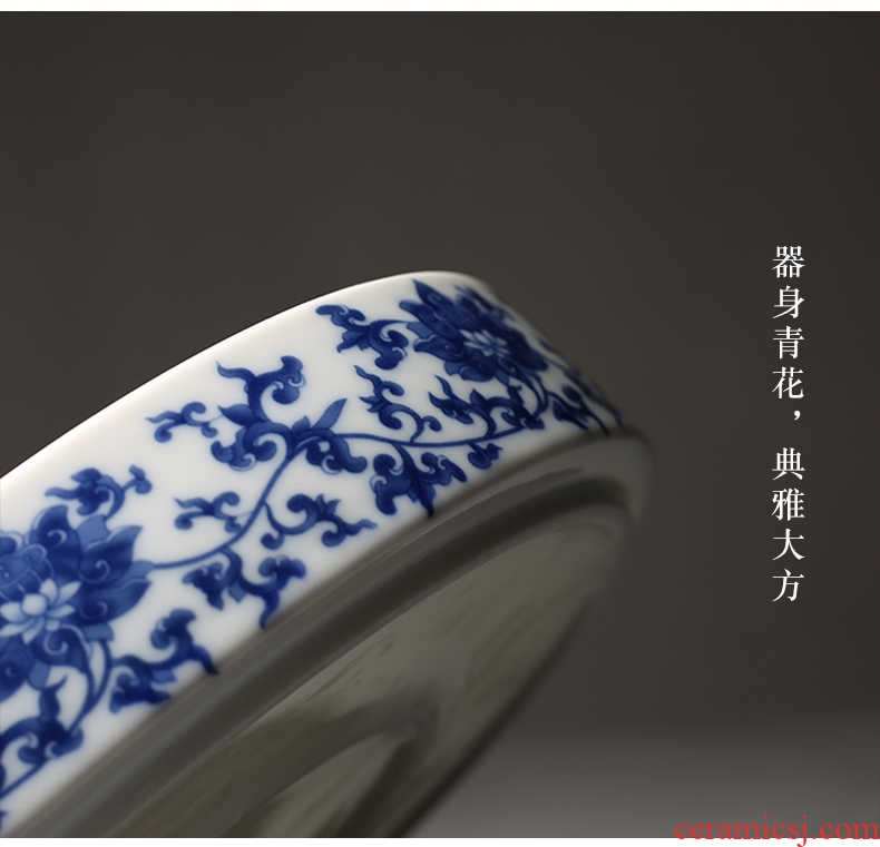 YanXiang fang dehua blue and white porcelain tea cake box but laminated pu 'er tea cake pottery jar with cover