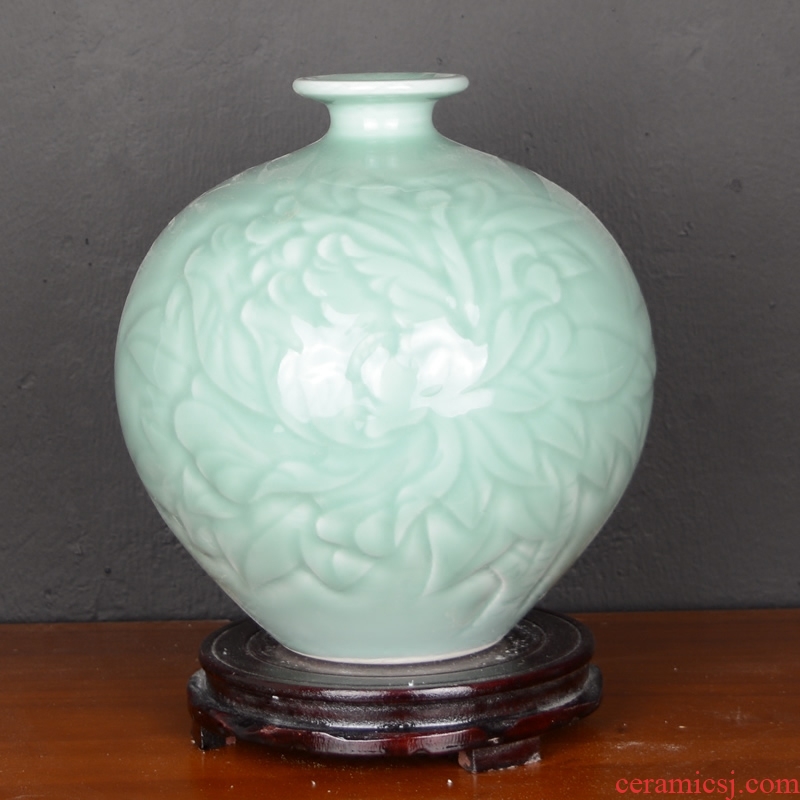 Jingdezhen ceramic hand-carved celadon vase Chinese style restoring ancient ways the sitting room is a strange flower, adornment is placed