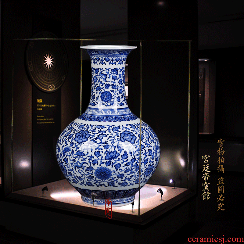 Antique hand-painted design of blue and white porcelain of jingdezhen ceramics vase furnishing articles of dry flower arranging the sitting room decorate gifts