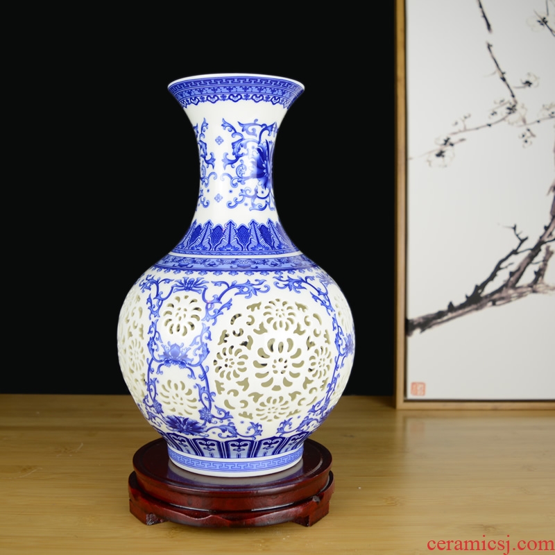 Hollow out of blue and white porcelain vase sitting room creative Chinese style restoring ancient ways of jingdezhen ceramics home furnishing articles