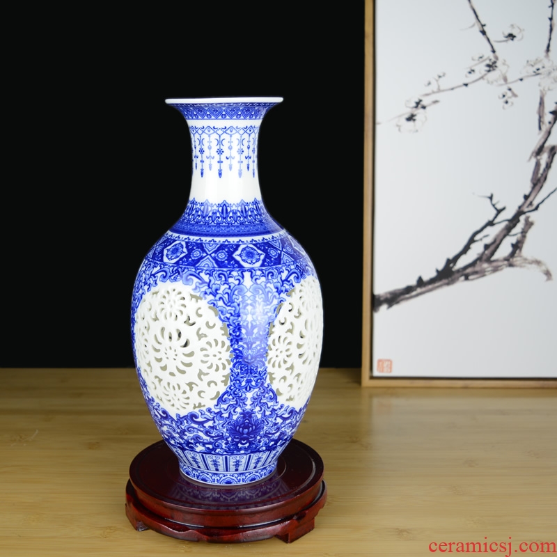 Hollow out of blue and white porcelain vase sitting room creative Chinese style restoring ancient ways of jingdezhen ceramics home furnishing articles