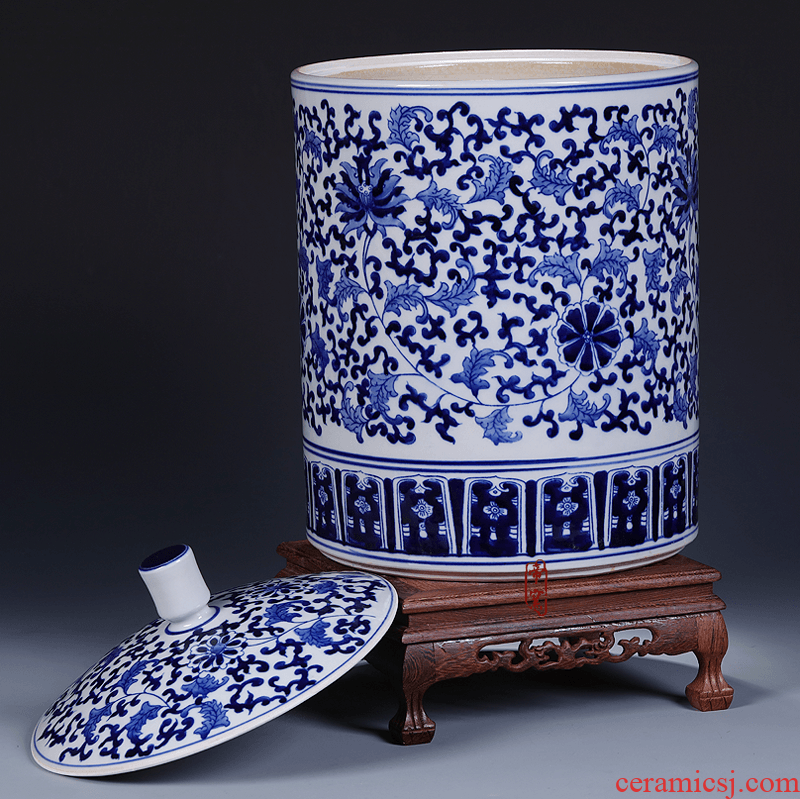 Jingdezhen ceramic vase furnishing articles manually blue and white porcelain home decoration lid tin with the sitting room of Chinese style mesa