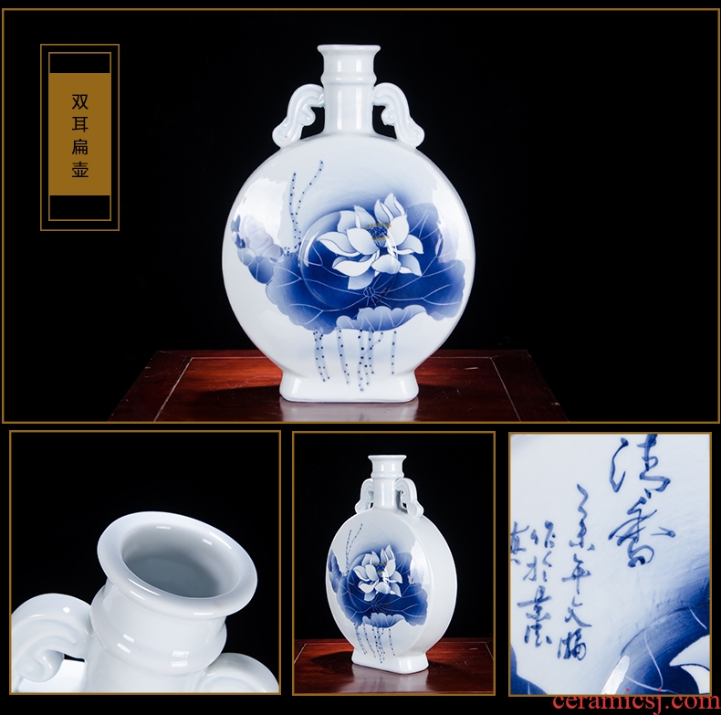 Jingdezhen ceramics vases, flower arranging antique blue-and-white masters hand gourd home sitting room adornment is placed