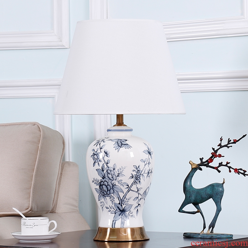 The New Chinese blue and white porcelain lamp classical key-2 luxury vintage American ceramic bedroom the head of a bed lamp is contracted and I sitting room