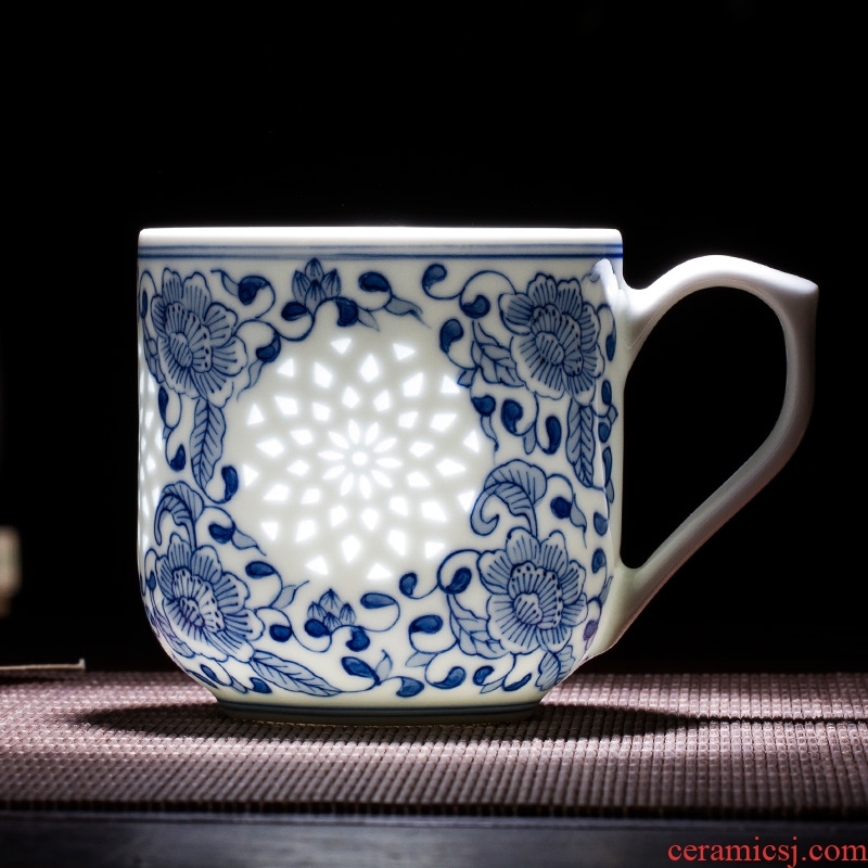 Jingdezhen blue and white and exquisite painting creative hand - made ceramic cup men 's and women' s cup tea service office cup gift porcelain