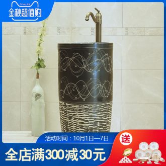 Ceramic toilet balcony column basin one-piece on its European archaize lavatory toilet home plate on stage