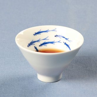 Passes on technique the kiln porcelain hand-painted fish cup cup hat to a cup of blue and white porcelain cup sample tea cup Japanese master cup by hand