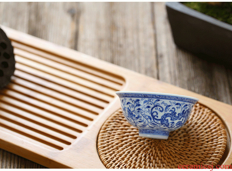 Jingdezhen ceramic masters cup hand-painted kung fu tea set of blue and white porcelain cup sample tea cup noggin individual cup