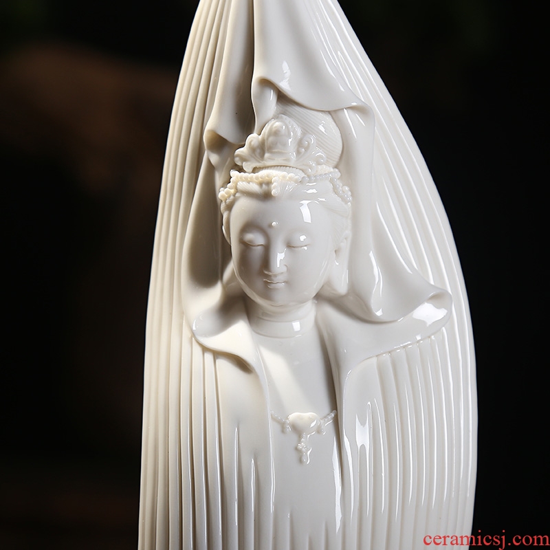 The east mud dehua white porcelain porcelain carving art creative ceramic craft gifts zen study home furnishing articles