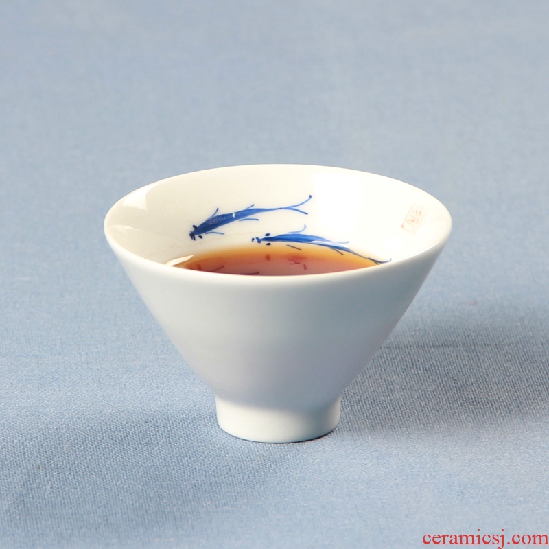 Passes on technique the kiln porcelain hand-painted fish cup cup hat to a cup of blue and white porcelain cup sample tea cup Japanese master cup by hand