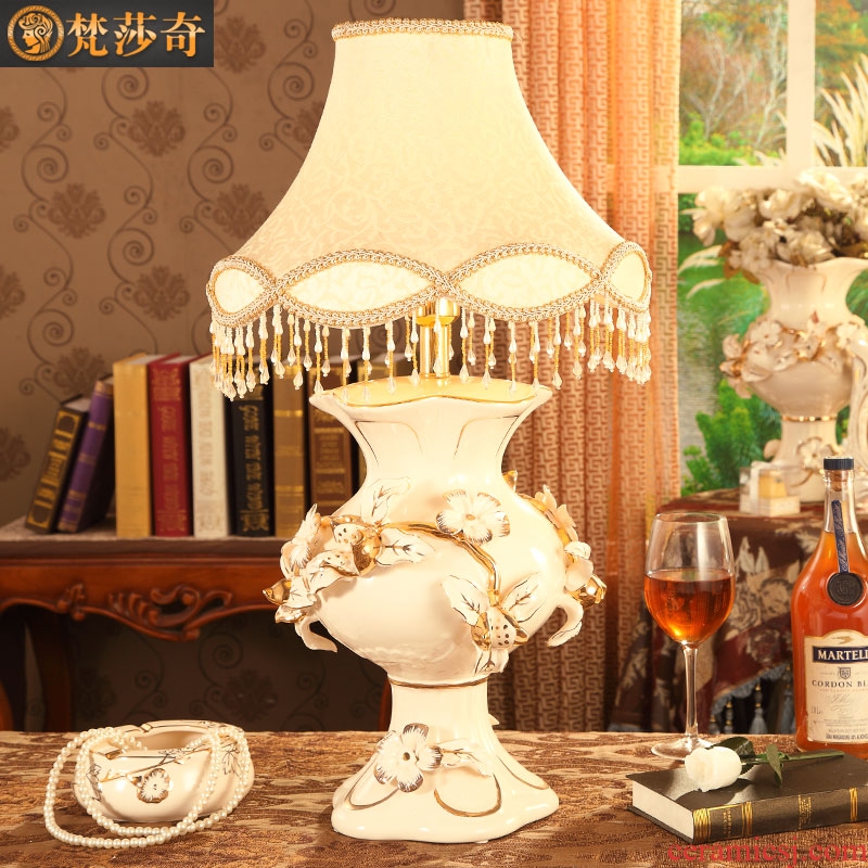 Vatican Sally european-style luxury bedroom berth lamp warm sitting room ceramic lamp act the role ofing use desk lamp a wedding gift