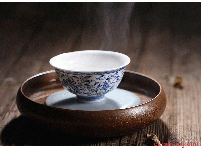 Jingdezhen ceramic masters cup hand-painted kung fu tea set of blue and white porcelain cup sample tea cup noggin individual cup