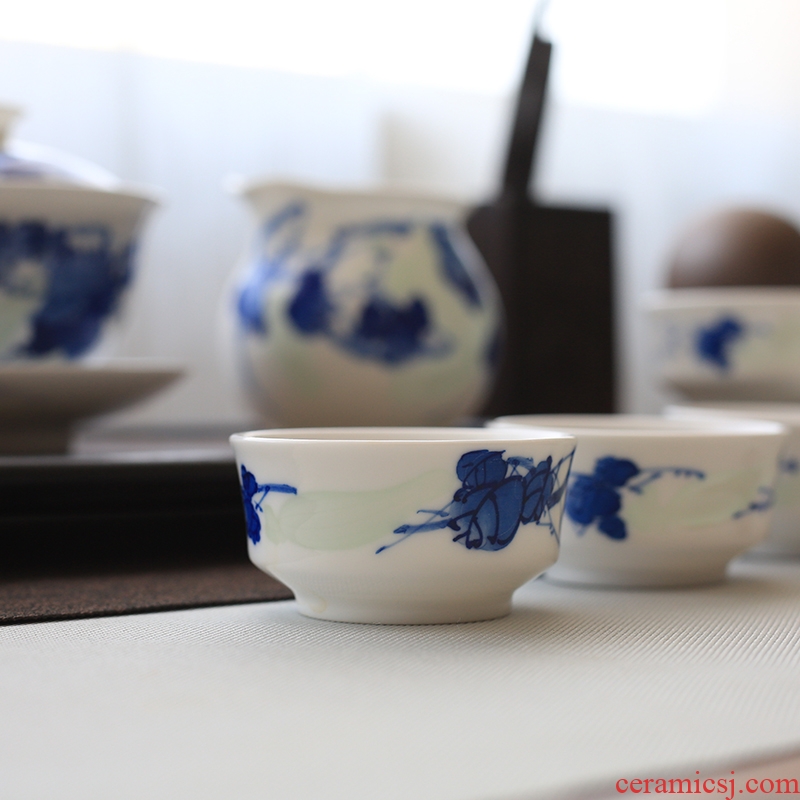 Eight red ceramic kung fu tea sets tea pot hot hand relief depicting a complete set of blue and white porcelain is a gift