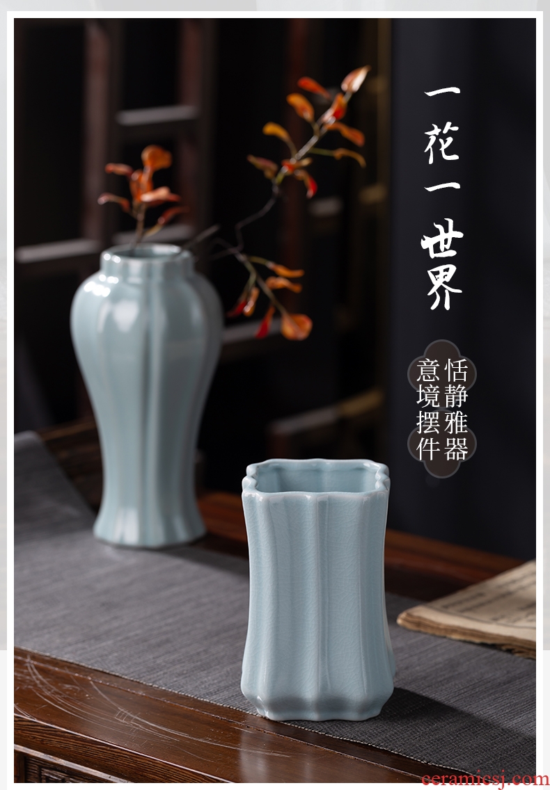 Your up with azure glaze floret bottle of jingdezhen Chinese antique household ceramics decoration creative porcelain bottle furnishing articles