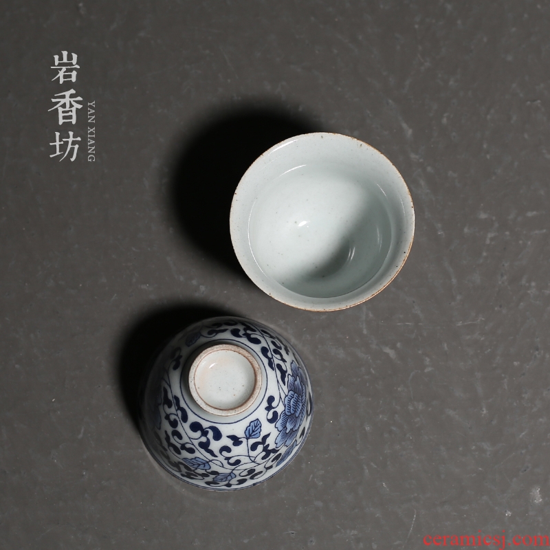 YanXiang fang sample tea cup around branches of blue and white porcelain ceramic kung fu tea cups household masters cup restoring ancient ways