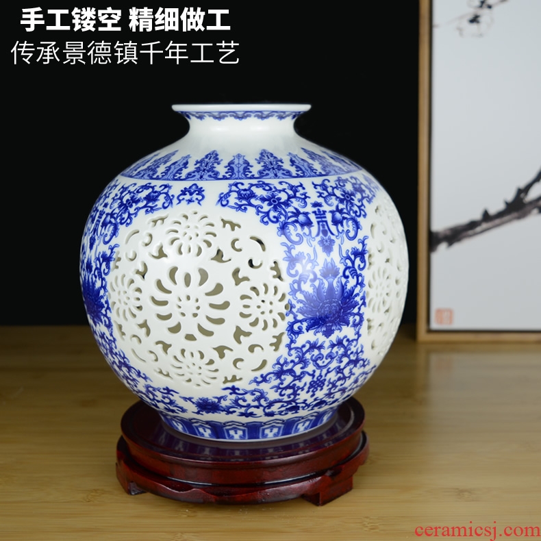 Blue and white porcelain of jingdezhen ceramics powder enamel vase creative Chinese style restoring ancient ways is sitting room ark, home furnishing articles