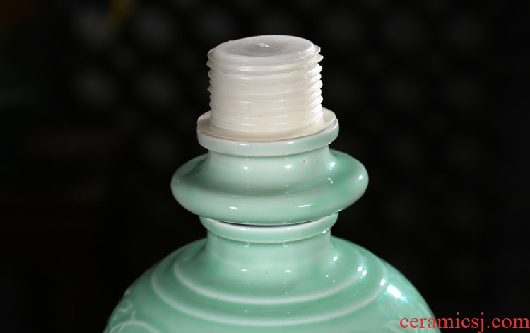 Jingdezhen ceramic jar bottle seal wine bottle is empty home wine bottle green glaze embossed bottle 3 kg