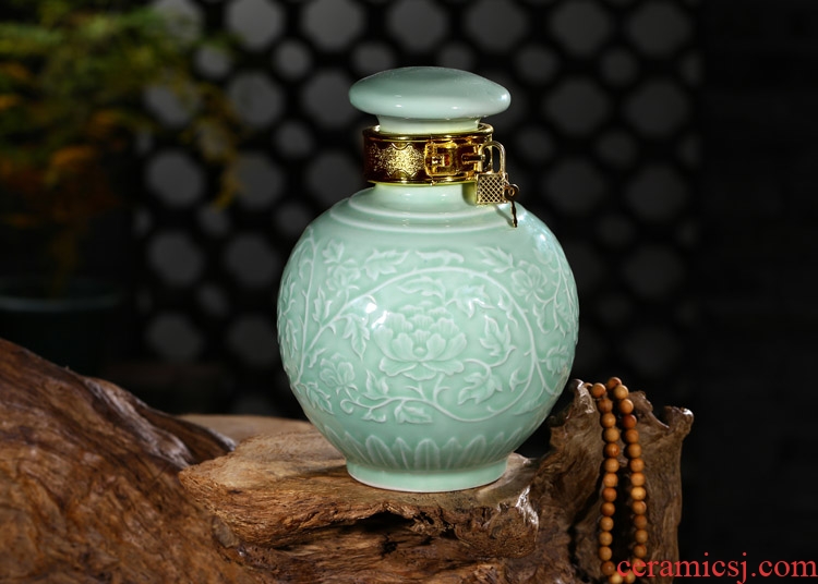 Jingdezhen ceramic jar bottle seal wine bottle is empty home wine bottle green glaze embossed bottle 3 kg