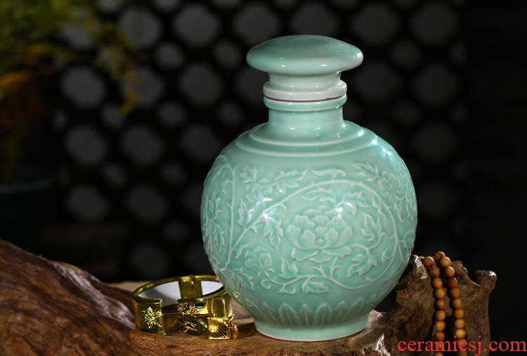 Jingdezhen ceramic jar bottle seal wine bottle is empty home wine bottle green glaze embossed bottle 3 kg