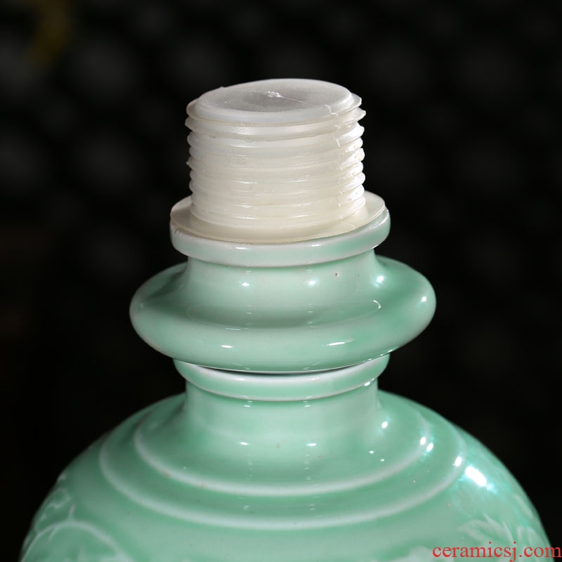 Jingdezhen ceramic jar bottle seal wine bottle is empty home wine bottle green glaze embossed bottle 3 kg