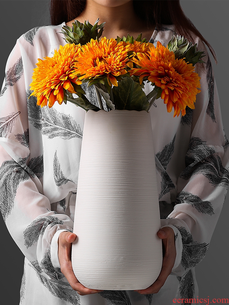 The modern ceramic vase furnishing articles arranging flowers, artificial flowers, sitting room, TV ark, sitting room adornment is placed dry flower vase