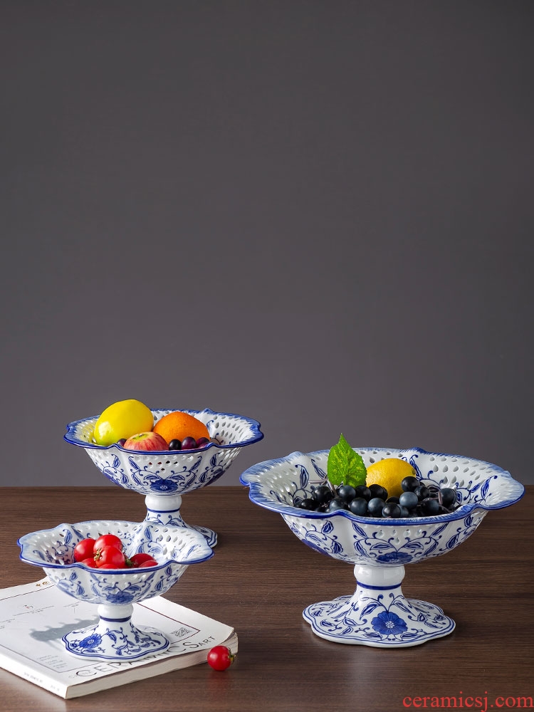 Blue and white ceramic hollow out of snack candy fruit bowl sitting room tea table plate of household of Chinese style classical compote furnishing articles