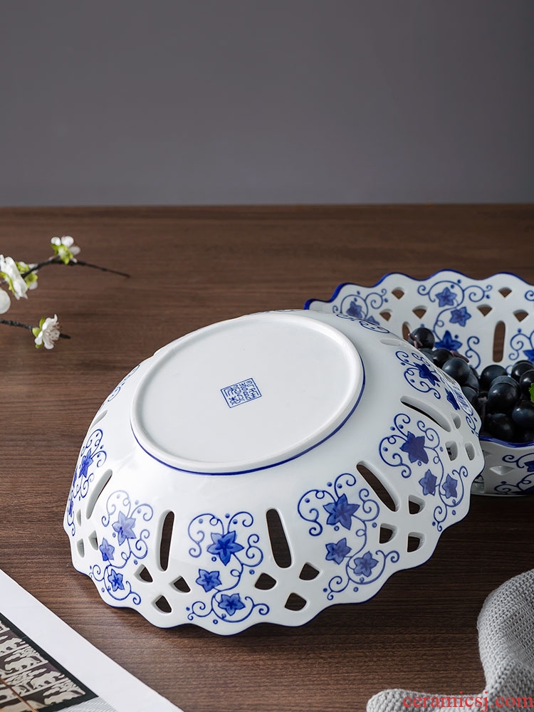Fruit bowl of blue and white porcelain is hollow out - gulp of jingdezhen ceramic creative household of snack candy dish of tea table furnishing articles