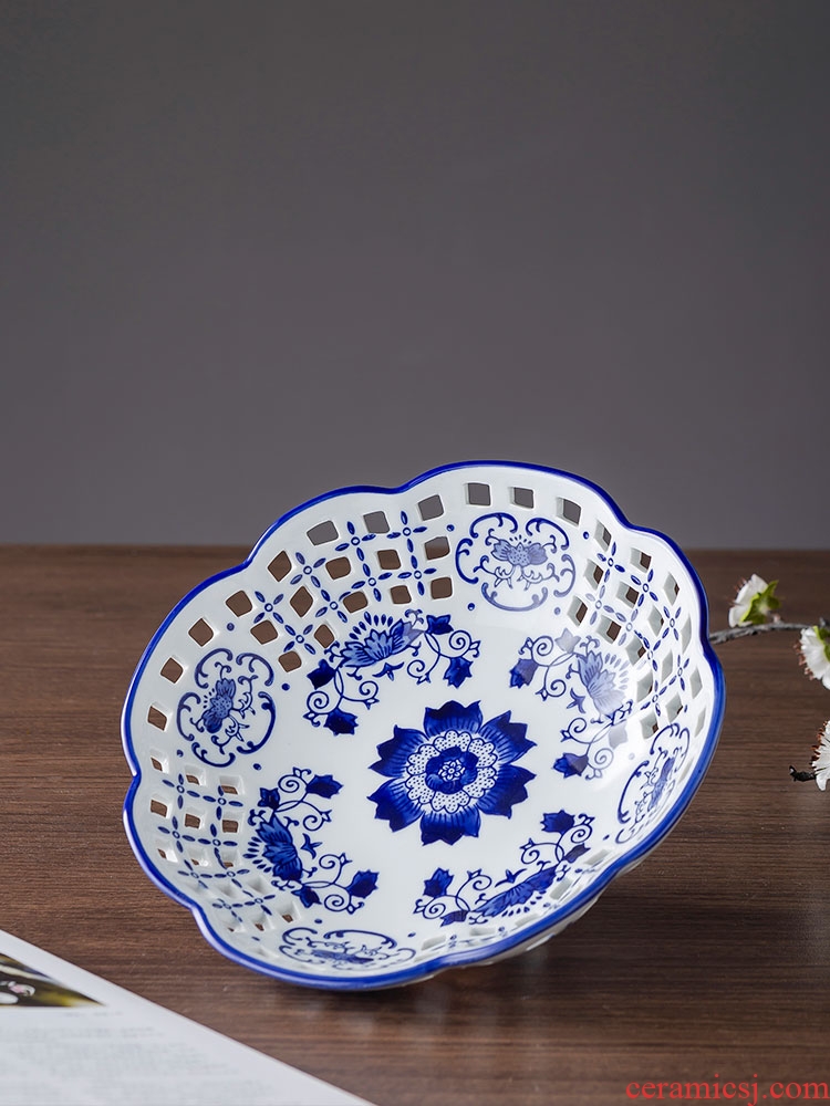 Modern confectionery keller - up fruit bowl of jingdezhen ceramic creative hollow out dish of the sitting room is blue and white porcelain furnishing articles compote