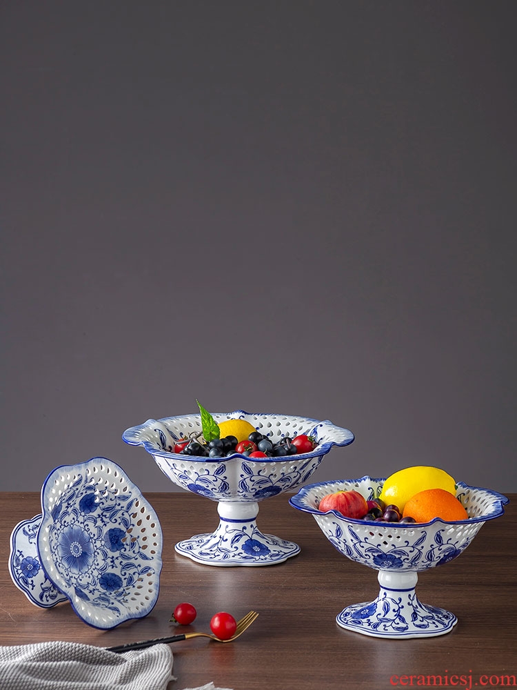 Blue and white ceramic hollow out of snack candy fruit bowl sitting room tea table plate of household of Chinese style classical compote furnishing articles