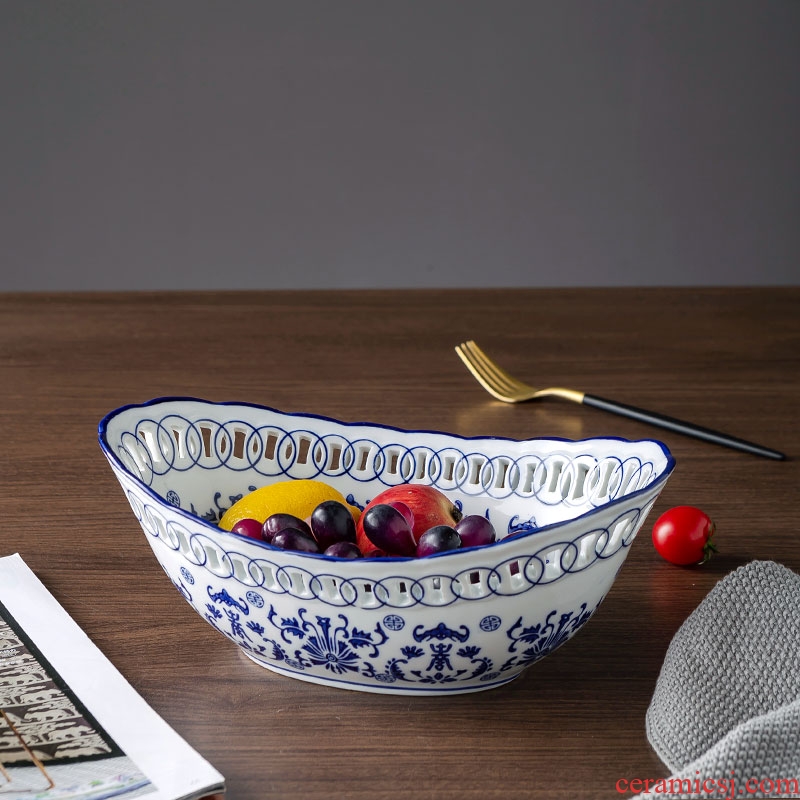 Blue and white porcelain of jingdezhen ceramics furnishing articles hollow out household fruit bowl of snack plate of the sitting room tea table table decoration