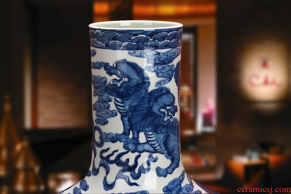 Jingdezhen ceramics high - grade hand - made kirin celestial sphere of blue and white porcelain vase Chinese style classical study furnishing articles