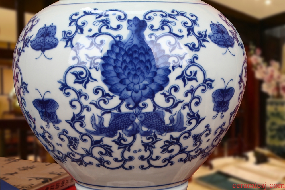 Chinese study of jingdezhen ceramics furnishing articles furnishing articles Pisces flower butterfly vase of blue and white porcelain sitting room adornment