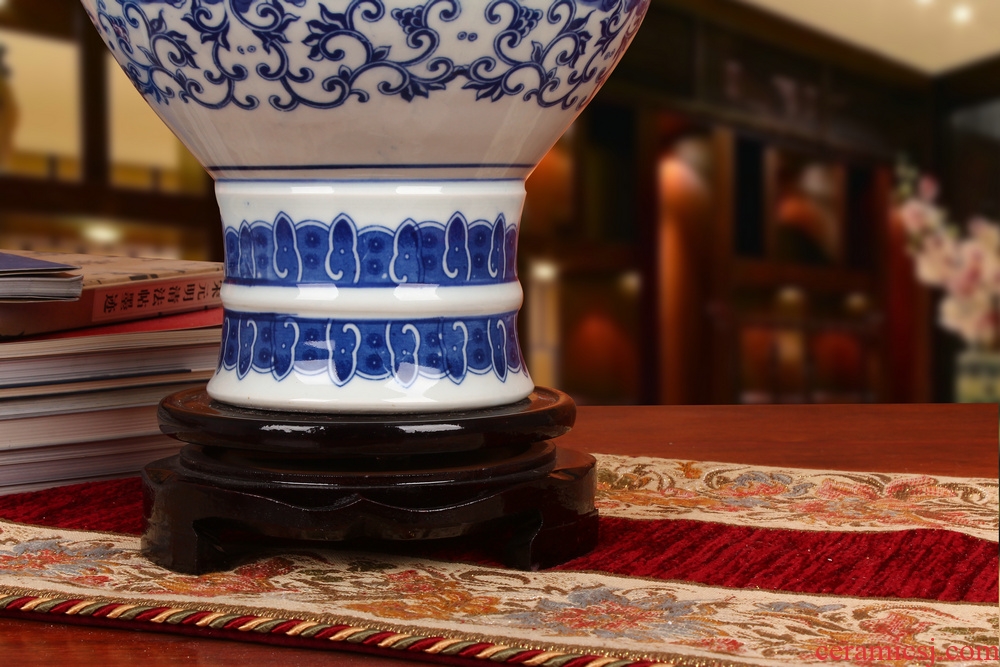 Chinese study of jingdezhen ceramics furnishing articles furnishing articles Pisces flower butterfly vase of blue and white porcelain sitting room adornment