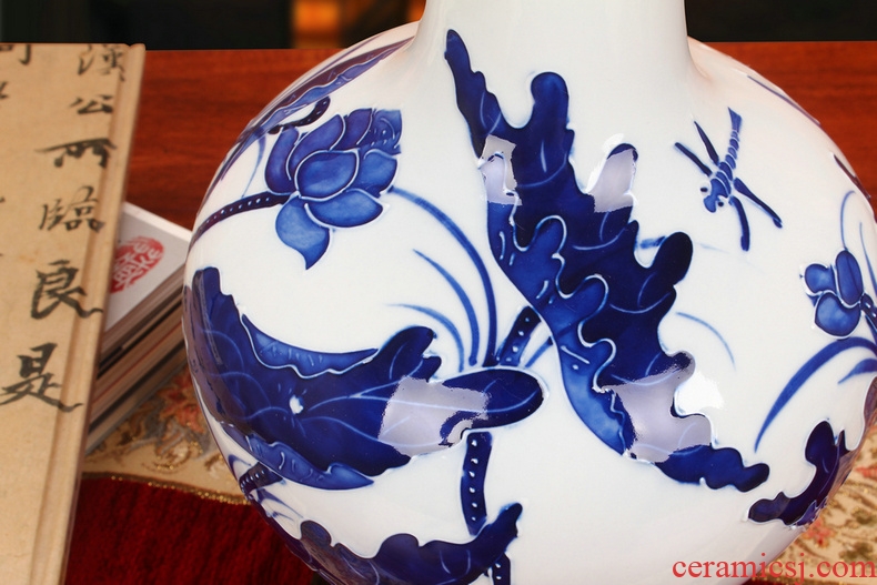 Jingdezhen chinaware lotus fish vase of blue and white porcelain carving Chinese rural archaize home furnishing articles of handicraft