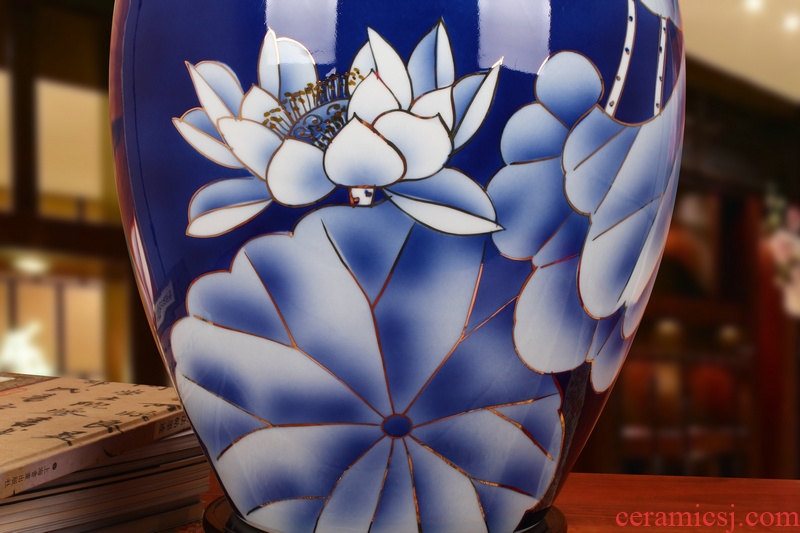 The see colour blue and white porcelain of jingdezhen ceramics high - grade hand - made blue lotus vase high - end home decoration furnishing articles