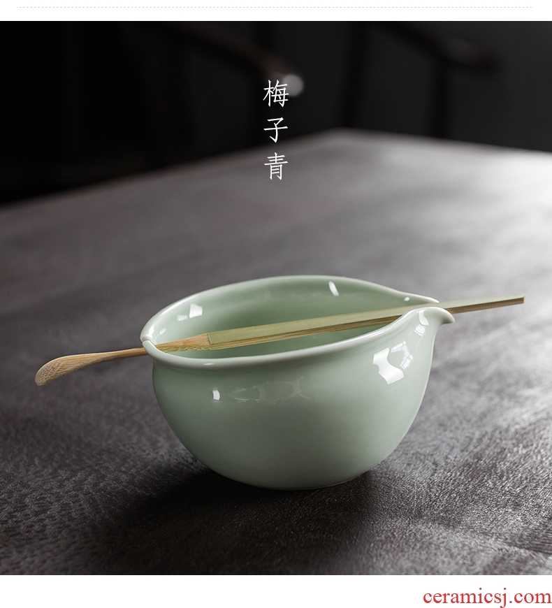 A Man with a green rest ceramic teapot portable travel each crack a cup of green tea tureen tea gift box packaging