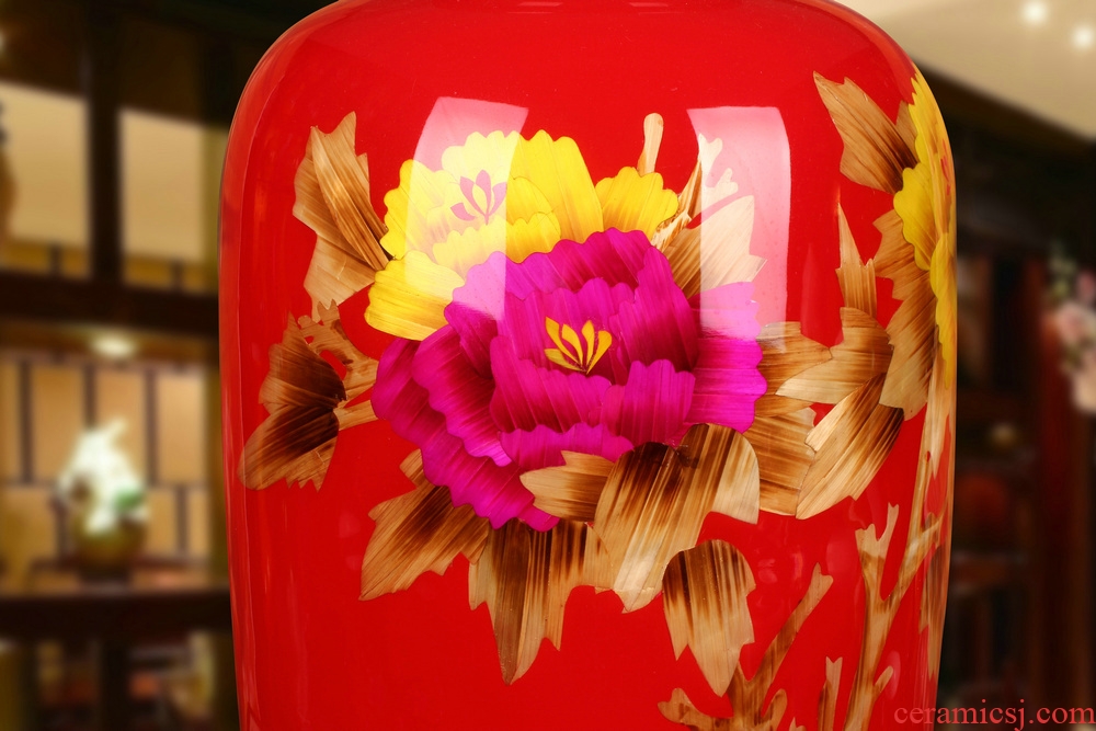 Jingdezhen ceramics, the peony red straw painting prosperous modern Chinese wedding decoration vase furnishing articles