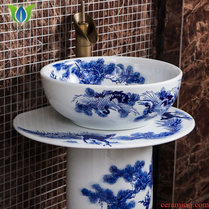 Blue and white porcelain art pillar lavabo is one of the basin that wash a face basin to restore ancient ways the balcony toilet is the pool that wash a face